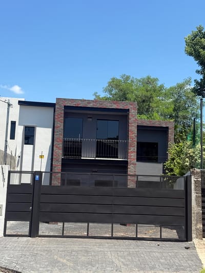 VENDO HERMOSO DÚPLEX CON PARRILLA Y BALCÓN EN SANTA LIBRADA ASUNCIÓN