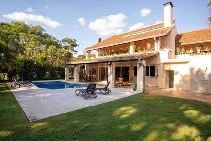 en Venta Residencia sobre la Avenida del Yacht.