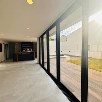 VENTA DE CASA MBURUCUYA A ESTRENAR 