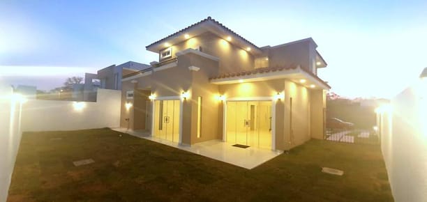 CASA CON 4 DORM. EN SUITE, EN EL URUBO