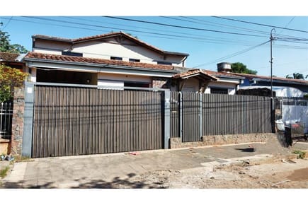 VENDO CASA CON PISCINA EN LAMBARE CERRO CORA