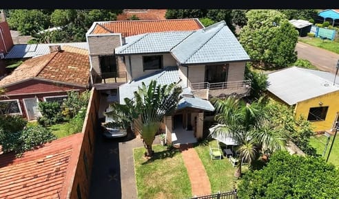 AMPLIA Y ELEGANTE RESIDENCIA EN SAN LORENZO