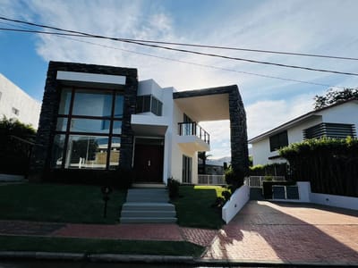 Casa en alquiler condominio Rio Sierra - Urubó