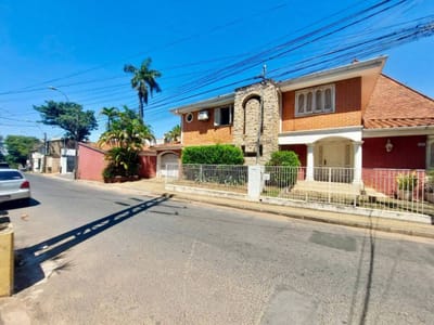 VENDO CASA EN ESQUINA EN VILLAMORRA.