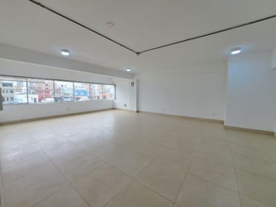  "Oficina en Alquiler: Espacio Estratégico en Miraflores"