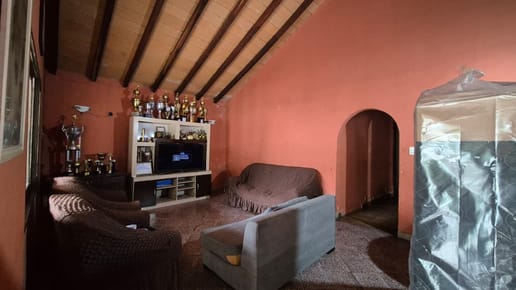 CASA CON TERRENO AMPLIO EN UNA UBICACIÓN PRIVILEGIADA DE ASUNCIÓN