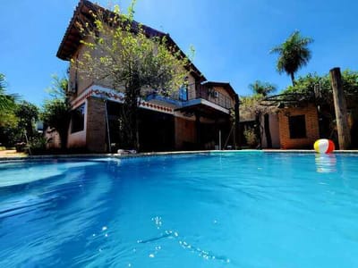 ALQUILO AMPLIA CASA CON PISCINA EN EL CENTRO DE YPANE