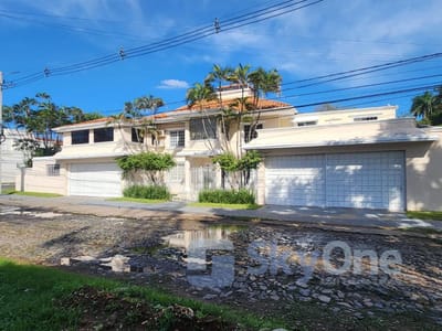 VENDO AMPLIA Y HERMOSA CASA, B° CARMELITAS