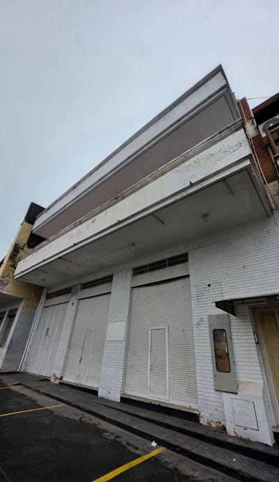 Vendo Edificio de 2 pisos con salon comercial en Los Laureles