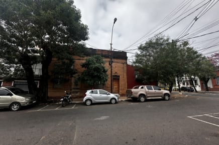  Amplia casa con local comercial y excelente ubicación 