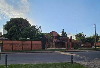 VENDO CASA DE 5 DORMITORIOS BARRIO MADAME LYNCH ASUNCIÓN