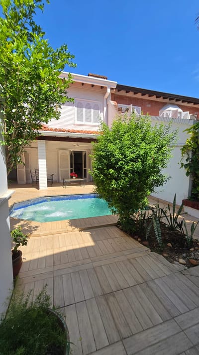 En venta y alquiler Casa en Barrio Ykua Sati a pasos del Paseo La Galeria 
