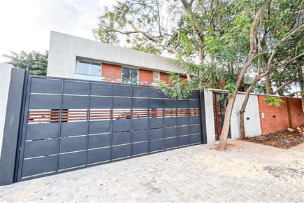 EN VENTA AMPLIO DUPLEX CON PISCINA - VILLA ADELA