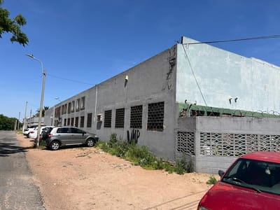 Venta local indistrial de 3158m2  sobre Luis Batlle Berres