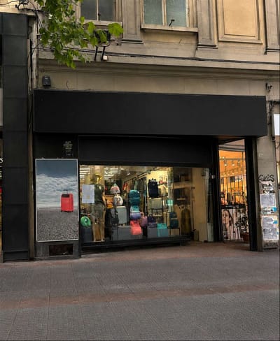 ALQUILER Local comercial de 196m2 sobre 18 de julio en Centro.