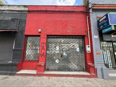 ALQUILER Local comercial 30m2 sobre Av. Gral Flores en Jacinto Vera