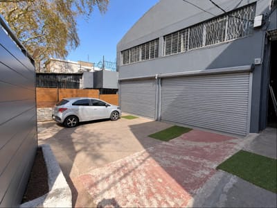 ALQUILER Local Comercial de 1300m2 sobre San Martin en Brazo Oriental
