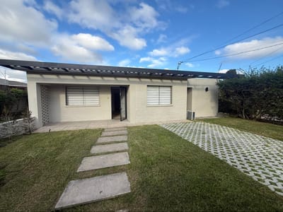 VENTA Casa reciclada de 3 dormitorios, 2 baños y piscina en Carrasco Norte