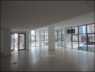 Local esquina de 140m2 próx. Plaza Independencia.