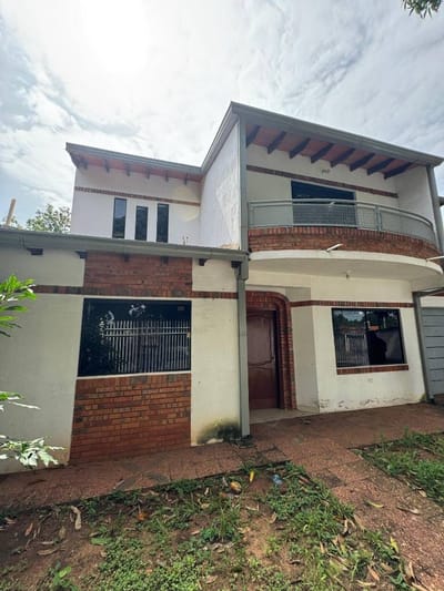 EN VENTA AMPLIA Casa en Capiatá.