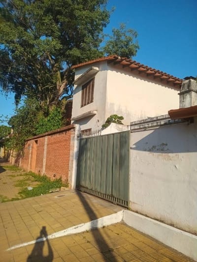 Vendo Terreno con Casa sobre Augusto Roa Bastos . Salida de calle a calle