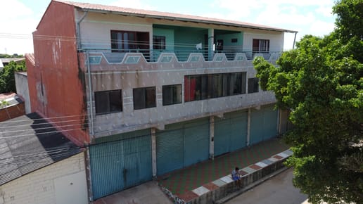 Casa comercial con 3 tiendas en venta zona mercado Nuevo Abasto