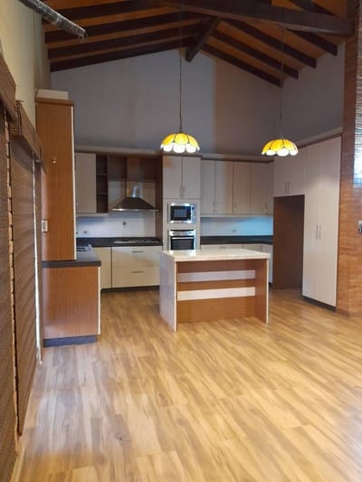 Amplia Casa en Venta Barrio Loma Merlo , Luque