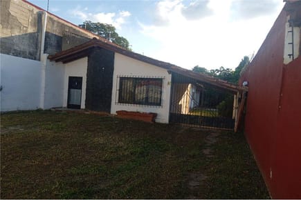 Casa con terreno de 430m2 sobre Suiza casi Artigas
