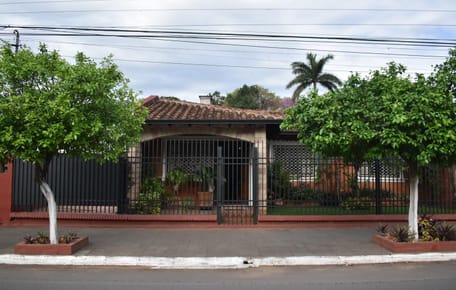  Casa con Amplio Patio en Fernando de la Mora Zona Sur