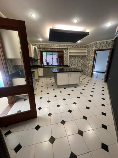 VENDO LUJOSA CASA- LAS LOMAS ZONA SHOPPING DEL SOL 