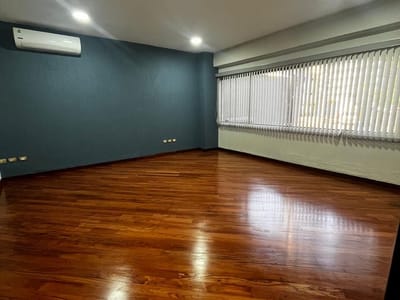 ALQUILO AMPLIA OFICINA SOBRE LA AV BOGGIANI