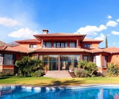 Hermosa Residencia Con Piscina 5 Suites Trojes-tiquipaya