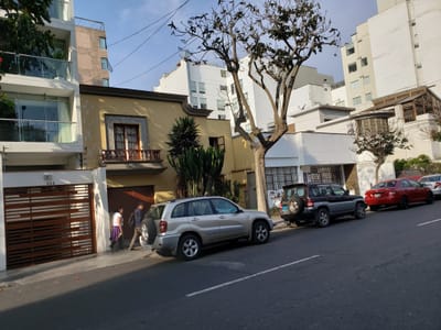 EN VENTA casa 2 pisos Calle Piura cdra. 4, Miraflores. A.T: 300m2, A.C: 360 m2