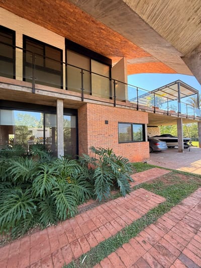 VENDO RESIDENCIA DE LUJO EN SURUBI'I MARIANO ROQUE ALONSO