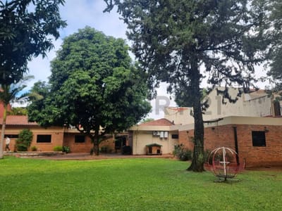 Vendo casa en Ycua Satí. Oasis en medio de la ciudad. 1.524 m2 amplio jardín.
