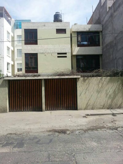 Casa de tres piso con  4 minidepartamentos 