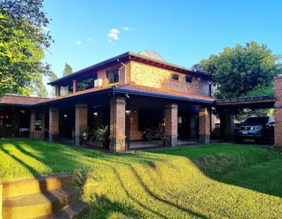 VENDO RESIDENCIA EN ZONA DEL YACHT