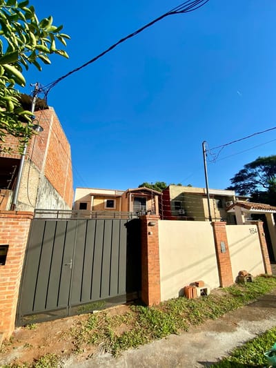 Amplio Duplex En Luque, Primer Barrio - Entorno Residencial