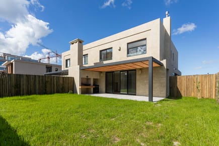 Barrio Parques. 215 m2 edificados + jardin. 3 dorms + estar. Domotica