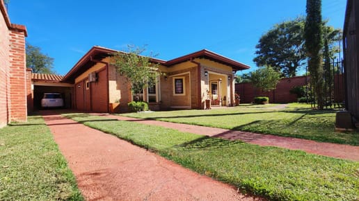 En venta Casa Amplia con Quinco en Itauguá, a 200 m de Ruta II