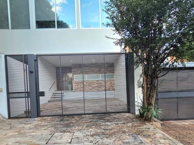 ALQUILER CASA DE LUJO EN BARRIO MBURUCUYA