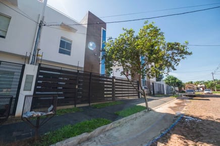 VENDO TRIPLEX ESTILO MINIMALISTA EN LAMBARÉ – CON RENTA ACTIVA 