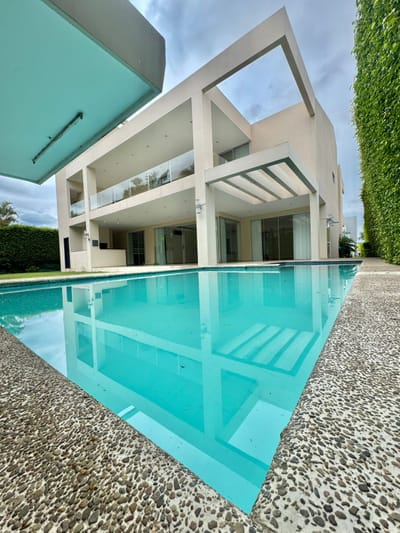 CASA DE LUJO EN ALQUILER - COLINAS 1 (URUBO)