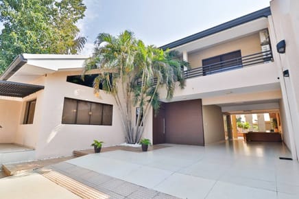  DIVINA RESIDENCIA EN EL BARRIO LAS LOMAS