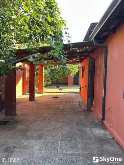 VENDO AMPLIA CASA EN LAMBARE