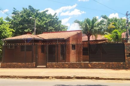 Vendo Casa de 3 Habitaciones con Patio en Laurelty Luque 