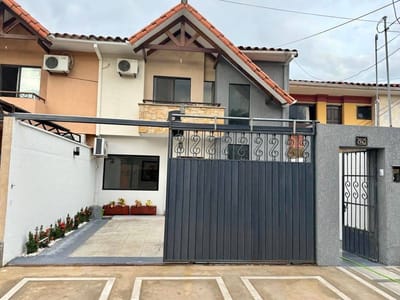 Casa de 2 plantas en venta, av Canal Cotoca