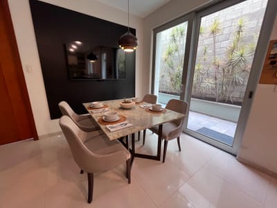 ¡OCASIÓN! Moderna e impecable casa en La Planicie