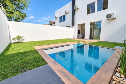 En venta En Luque Duplex Toscano con amplio patio y piscina