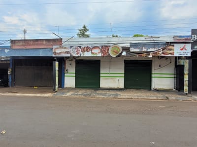 VENDO LOCAL EN MERCADO CDE POR AVDA 1RO DE MAYO CON 3 LOCALES COMERCIALES